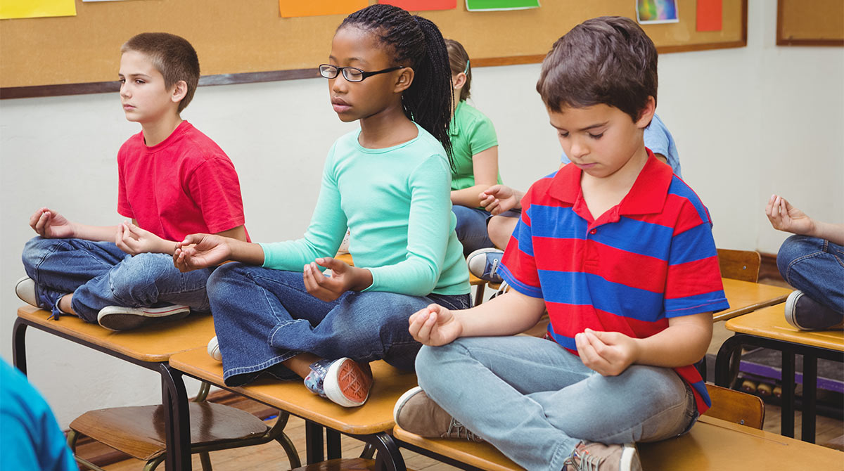 © AdobeStock. La pratique du yoga à l'école.