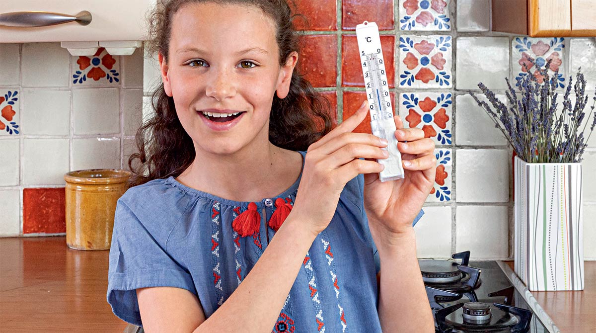 les enfants apprennent et font des expériences scientifiques en classe.  deux petites soeurs jouant à l'expérience scientifique pour l'enseignement  à domicile. des expériences scientifiques faciles et amusantes pour les  enfants à la