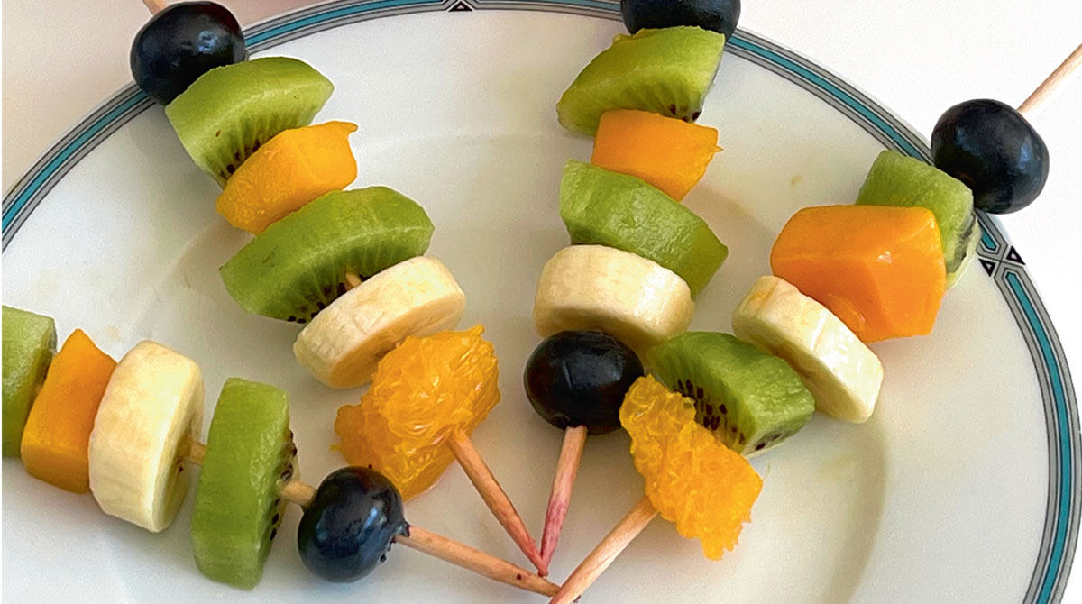 © Photo : Odile Amblard. “Fruit skewers”, I Love English for Kids! n°240, juillet 2022.
