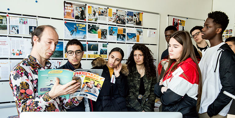 Lycée : Des activités d’éducation aux médias avec le pass Culture. L'offre Bayard : les coulisses de l'info avec le magazine Phosphore.